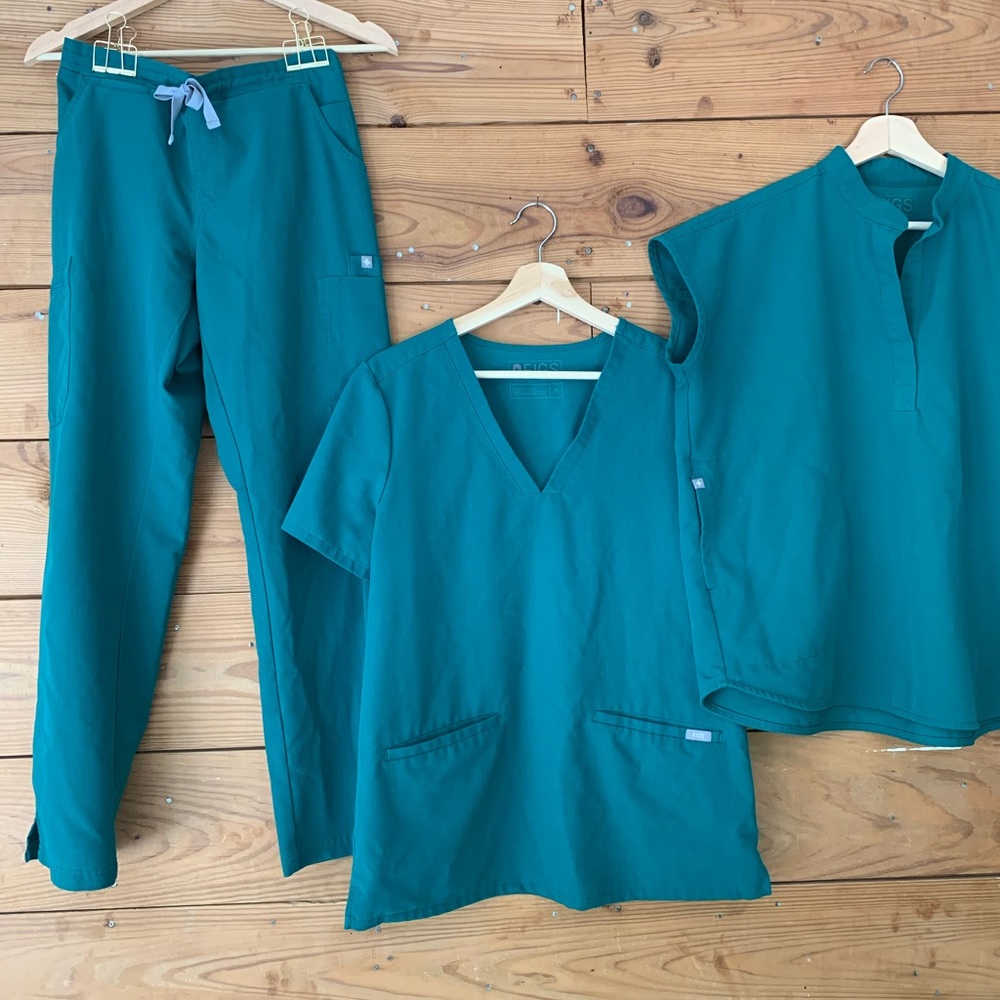 Women’s Figs Scrubs Three Pieces in Hunter Green